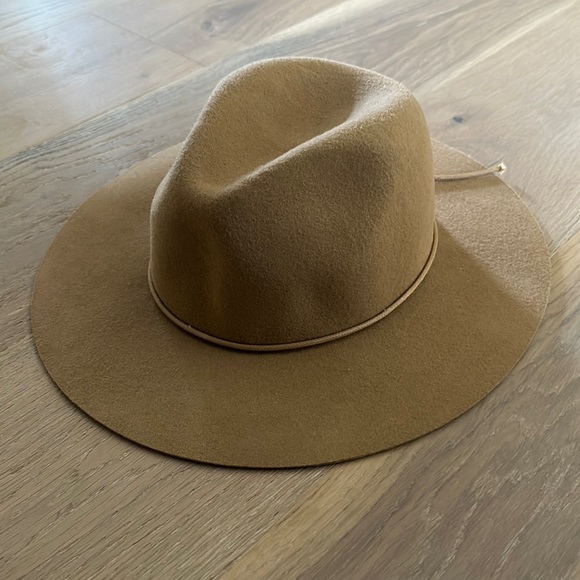 Ecote Accessories - Ecote tan wool hat. Worn once!